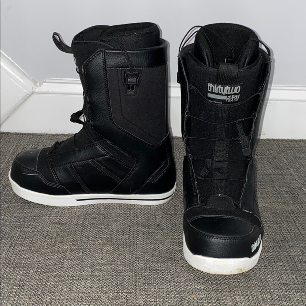 Snowboarding boots